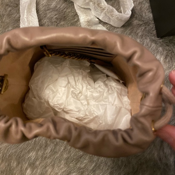 Gucci GG Marmont Mini Bucket Bag - Picture 4 of 8